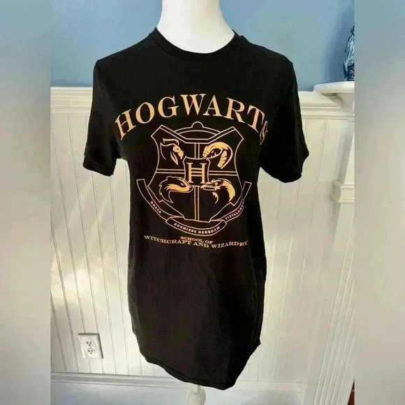 wizarding world harry potter Tops - NWOT Harry Potter Hogwarts Black Cotton Tshirt size Small